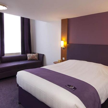 Premier Inn London Ealing เบรนท์ฟอร์ด ภายนอก รูปภาพ