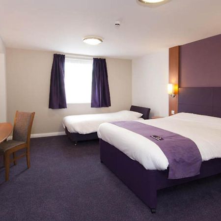 Premier Inn London Ealing เบรนท์ฟอร์ด ภายนอก รูปภาพ