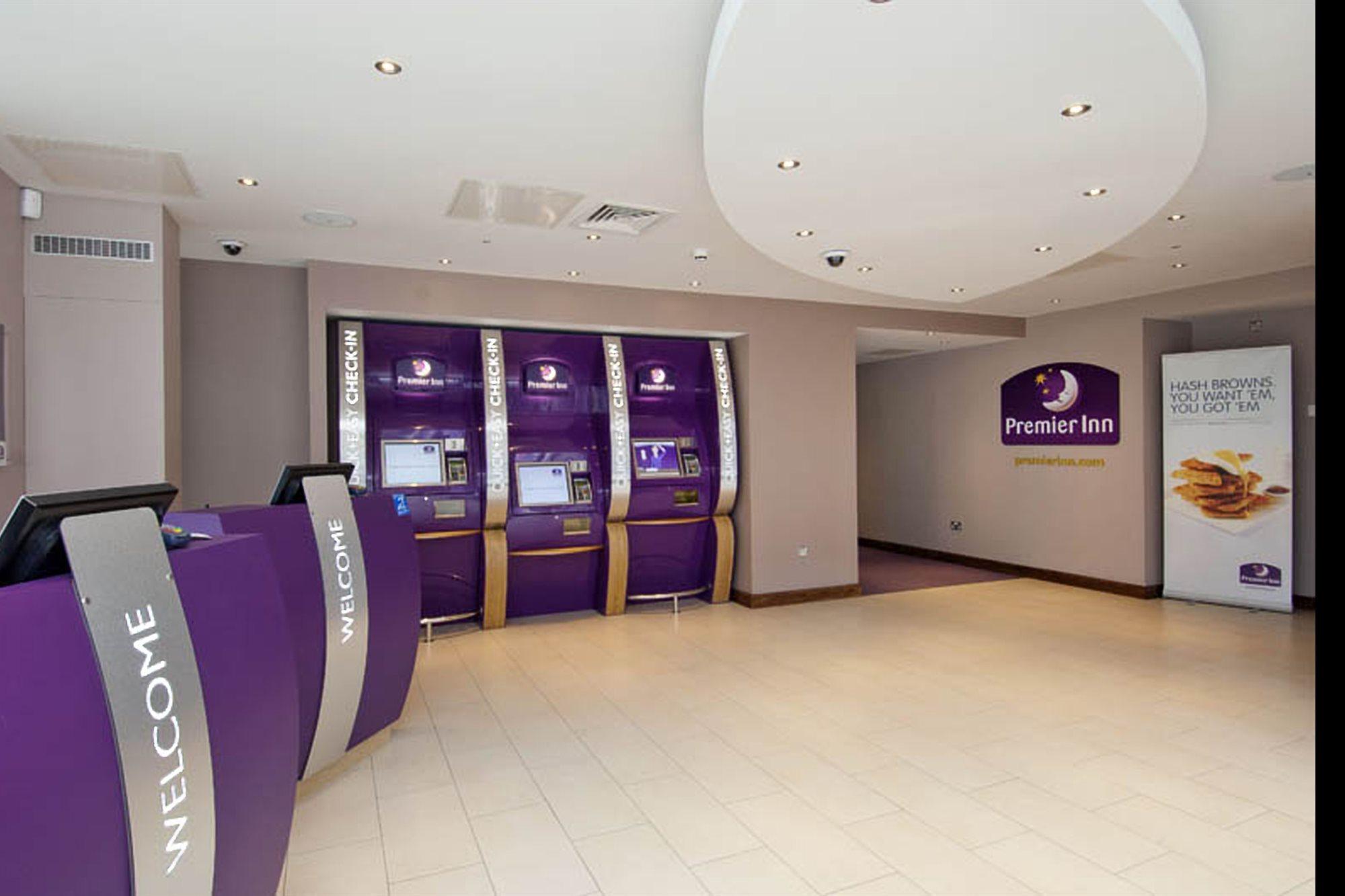 Premier Inn London Ealing เบรนท์ฟอร์ด ภายนอก รูปภาพ