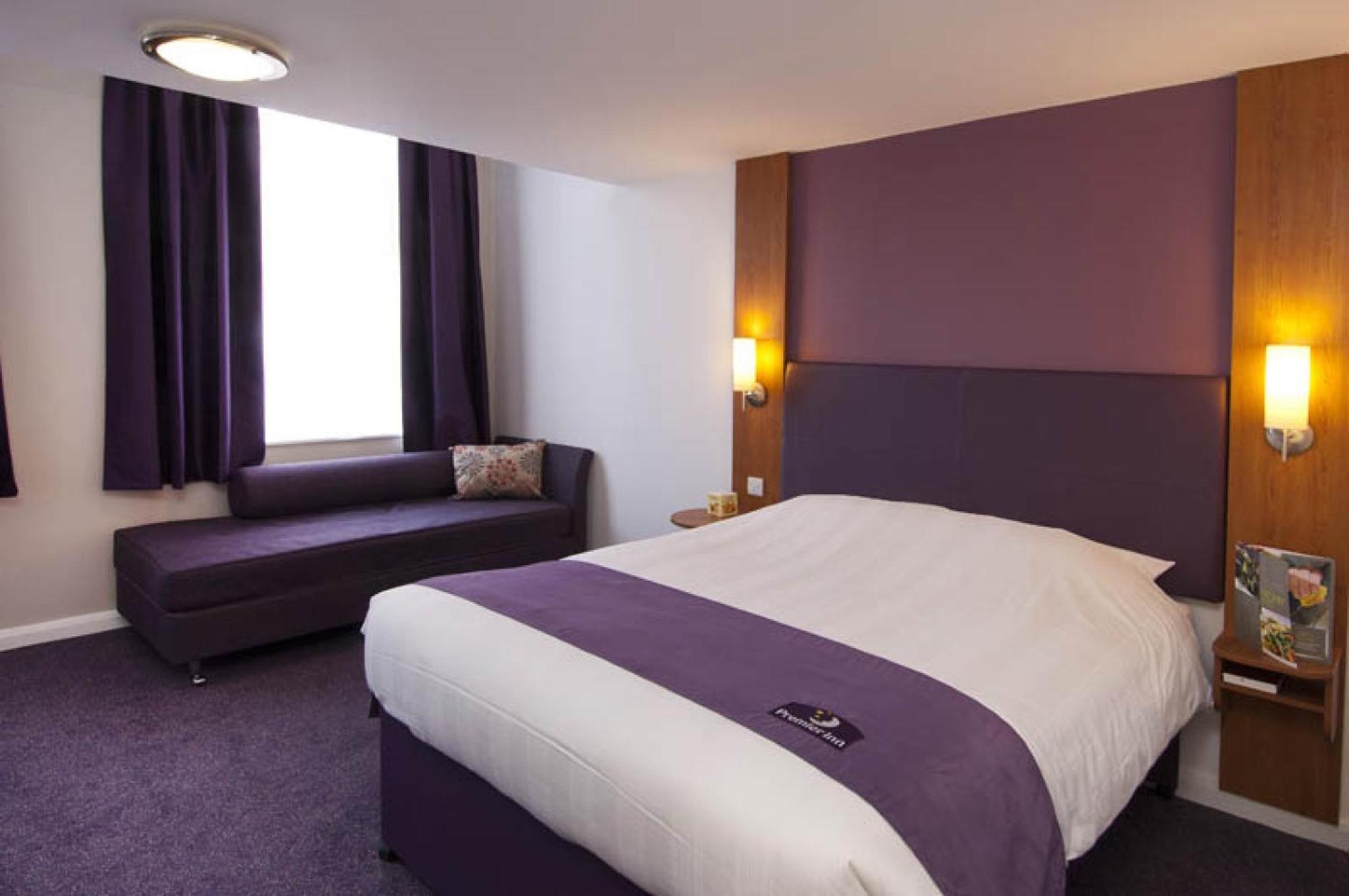 Premier Inn London Ealing เบรนท์ฟอร์ด ภายนอก รูปภาพ