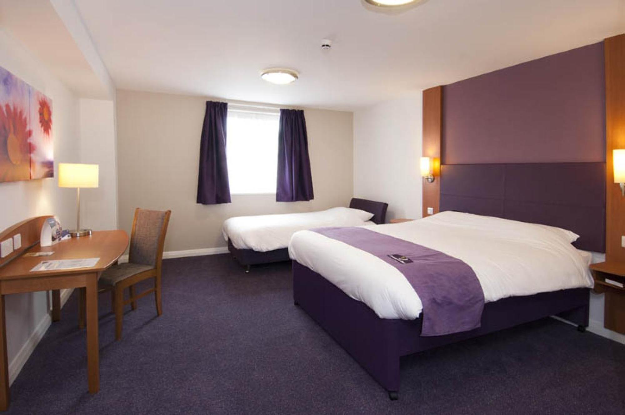 Premier Inn London Ealing เบรนท์ฟอร์ด ภายนอก รูปภาพ