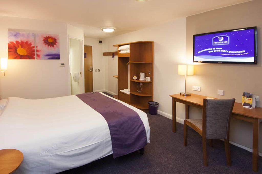 Premier Inn London Ealing เบรนท์ฟอร์ด ภายนอก รูปภาพ