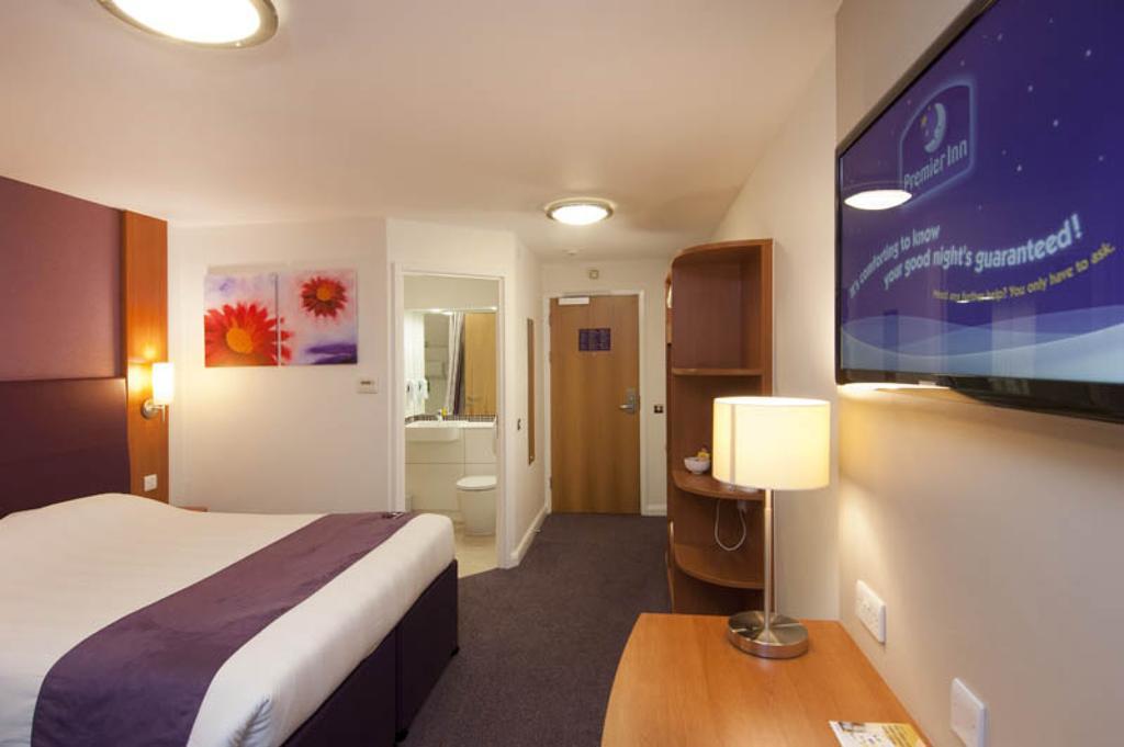 Premier Inn London Ealing เบรนท์ฟอร์ด ภายนอก รูปภาพ