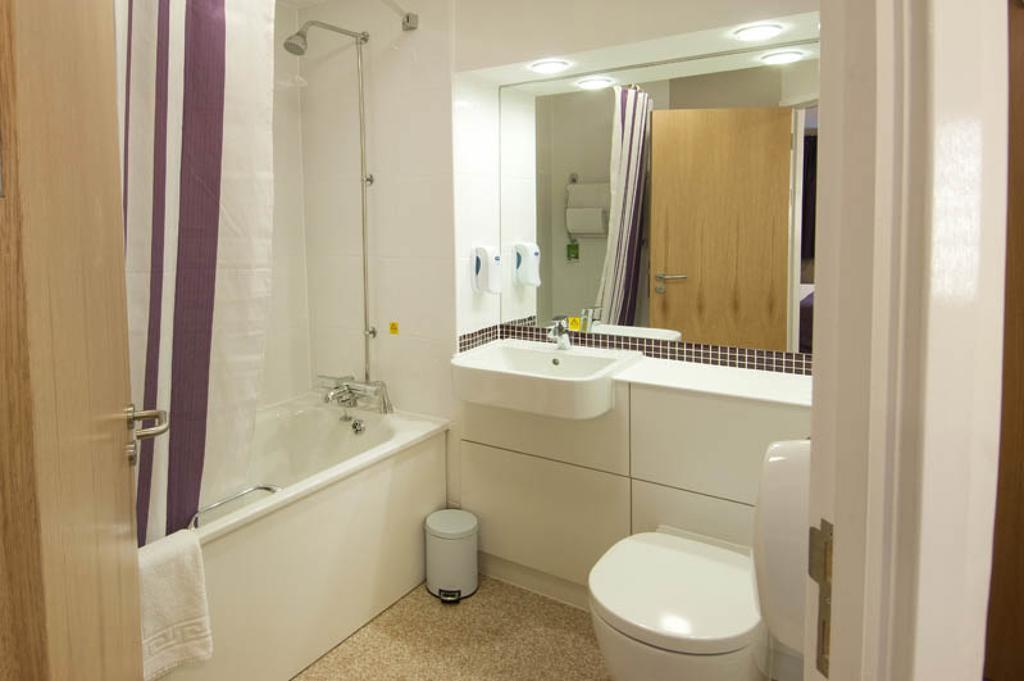 Premier Inn London Ealing เบรนท์ฟอร์ด ภายนอก รูปภาพ