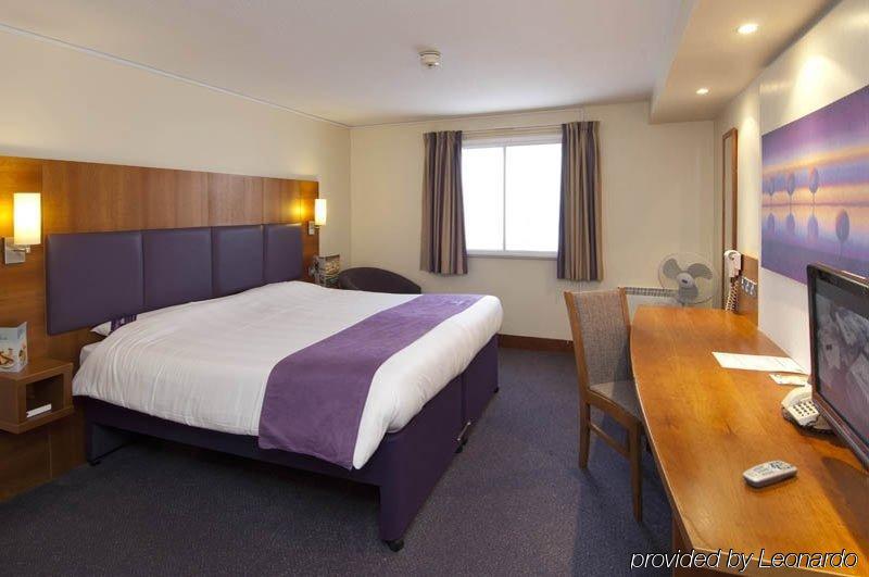 Premier Inn London Ealing เบรนท์ฟอร์ด ภายนอก รูปภาพ