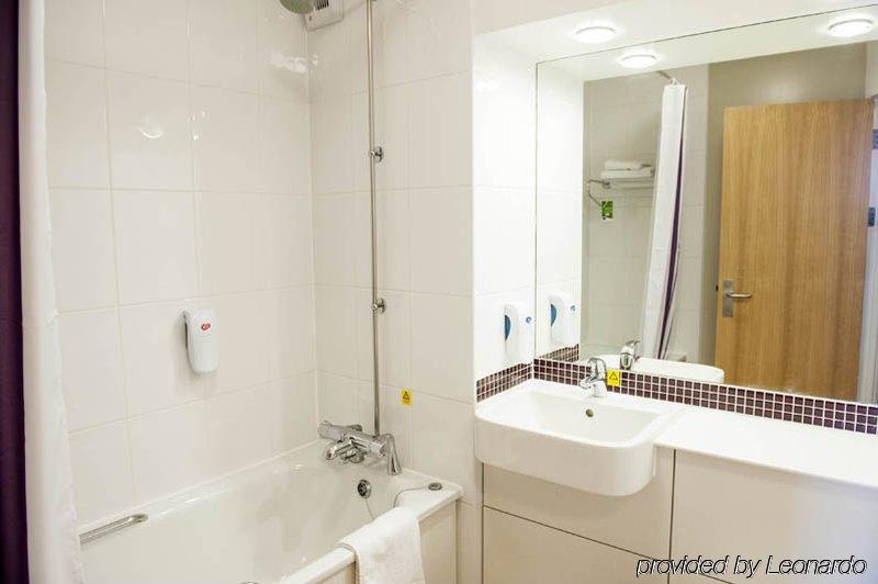 Premier Inn London Ealing เบรนท์ฟอร์ด ภายนอก รูปภาพ