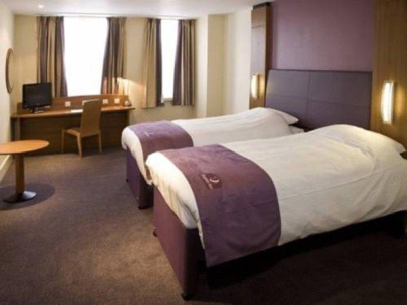 Premier Inn London Ealing เบรนท์ฟอร์ด ภายนอก รูปภาพ