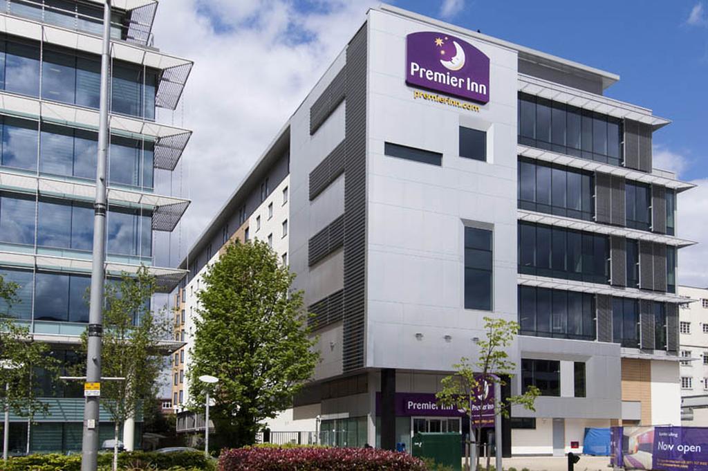 Premier Inn London Ealing เบรนท์ฟอร์ด ภายนอก รูปภาพ