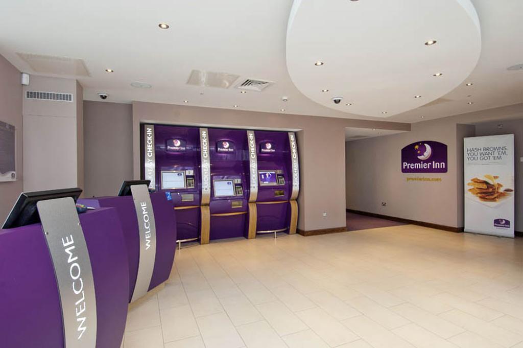 Premier Inn London Ealing เบรนท์ฟอร์ด ภายนอก รูปภาพ