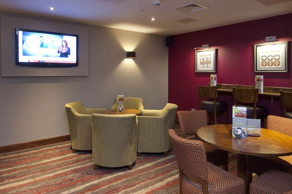 Premier Inn London Ealing เบรนท์ฟอร์ด ภายนอก รูปภาพ