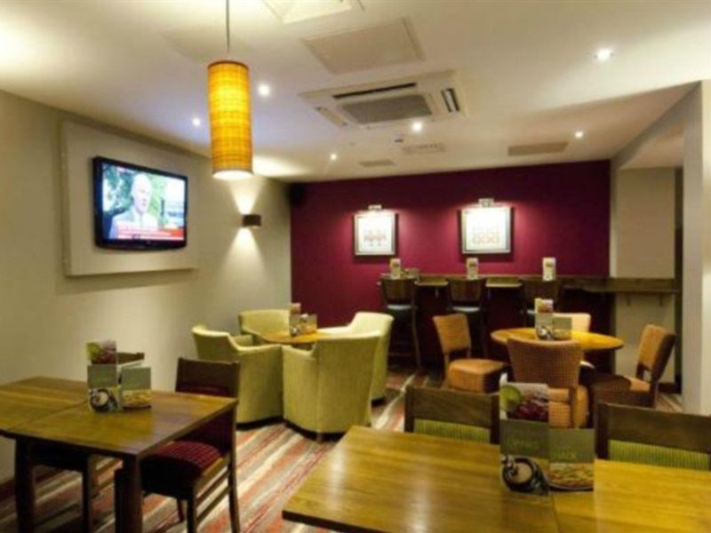 Premier Inn London Ealing เบรนท์ฟอร์ด ภายนอก รูปภาพ