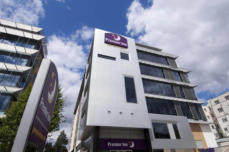 Premier Inn London Ealing เบรนท์ฟอร์ด ภายนอก รูปภาพ