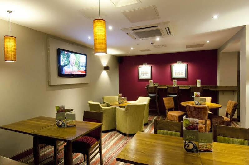 Premier Inn London Ealing เบรนท์ฟอร์ด ภายนอก รูปภาพ