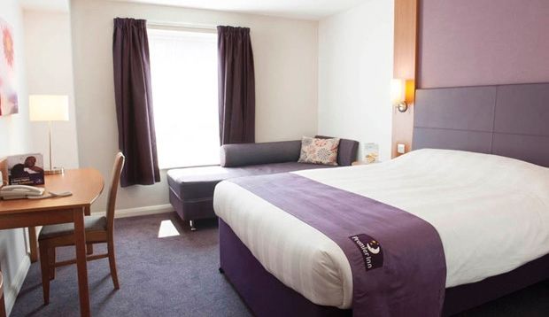 Premier Inn London Ealing เบรนท์ฟอร์ด ภายนอก รูปภาพ