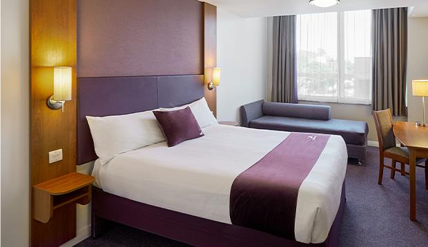 Premier Inn London Ealing เบรนท์ฟอร์ด ภายนอก รูปภาพ