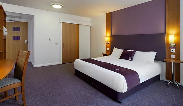 Premier Inn London Ealing เบรนท์ฟอร์ด ภายนอก รูปภาพ